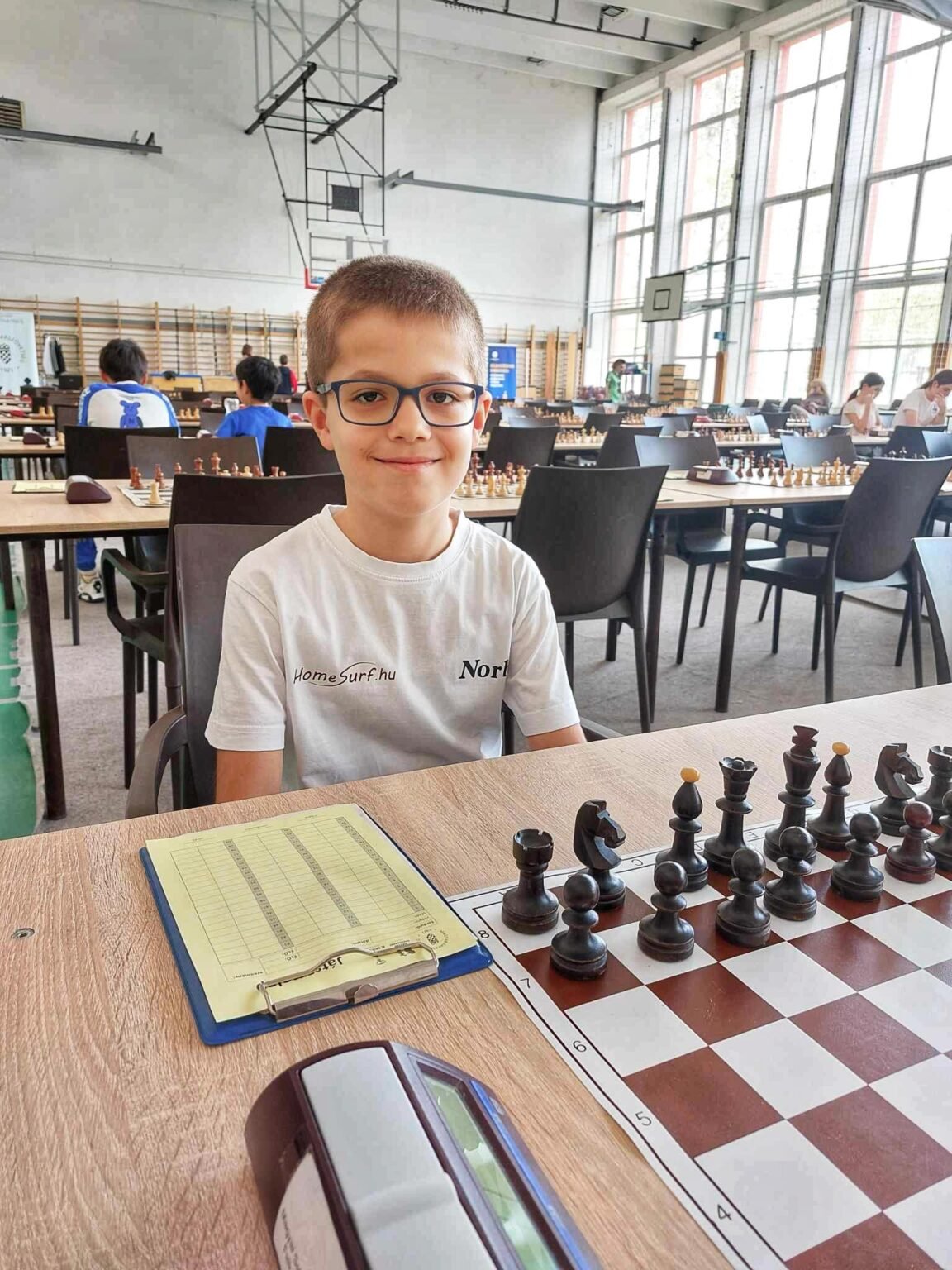 Norbi a sakktábla mellett versenyre készül